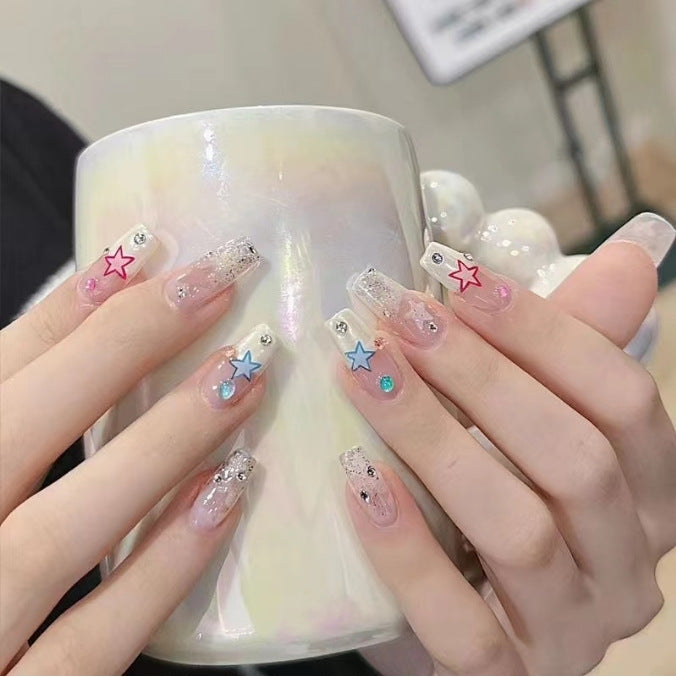 Kunstvolle Nagelkunst mit Glitzer- und Blumenapplikationen Brehn