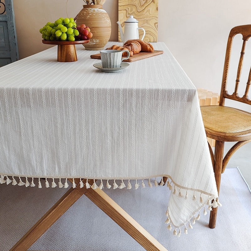 Rechteckige Tischdecke aus Leinenmischung mit Fransenbesatz und verstreuter Punktstickerei