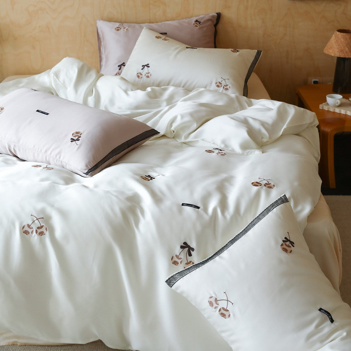 Seidenschimmer Bettbezug Ensemble mit handgestickten Kirschmotiven und Kontrastbesatz
