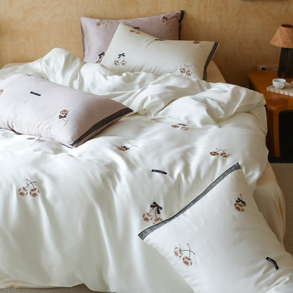 Seidenschimmer Bettbezug Ensemble mit handgestickten Kirschmotiven und Kontrastbesatz