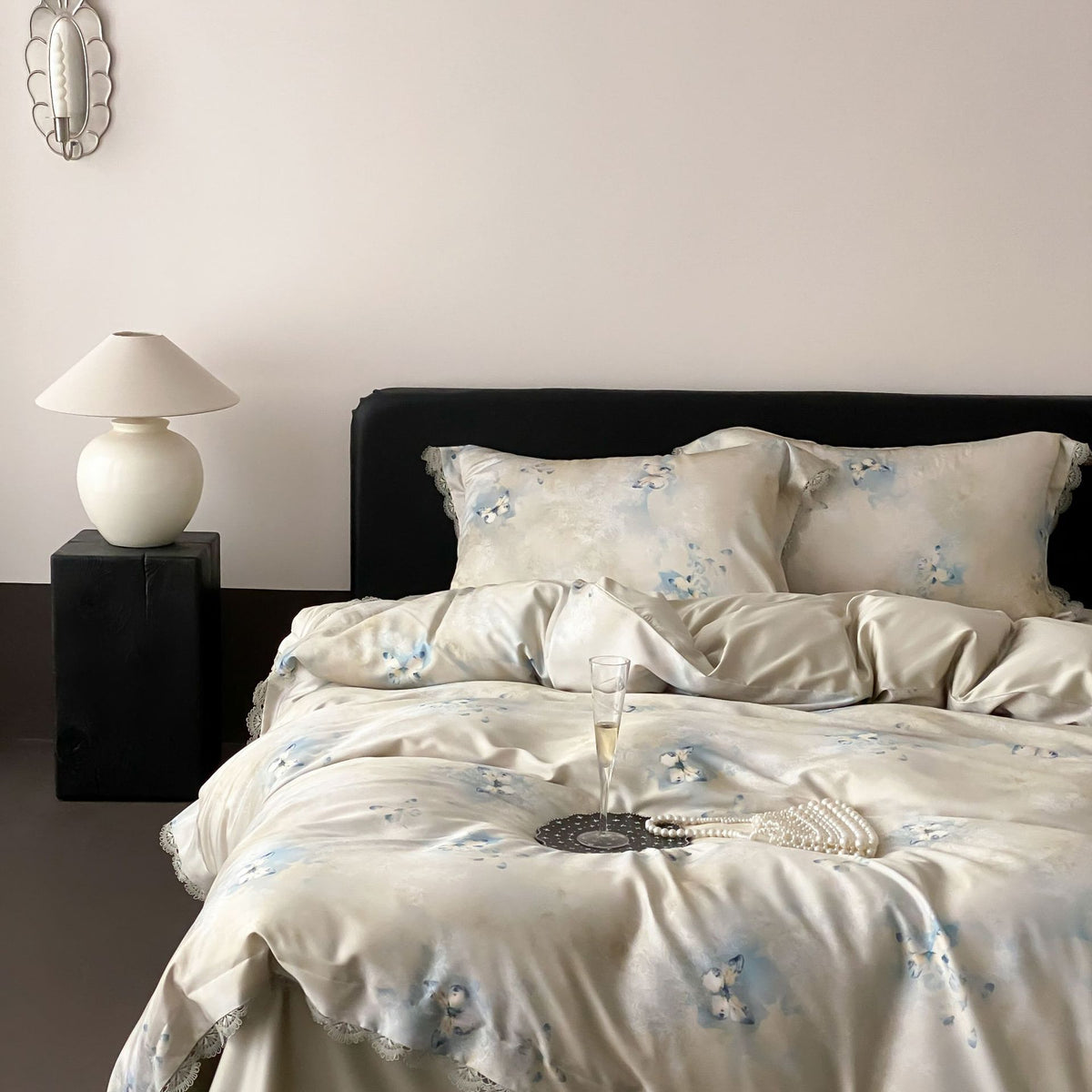 Luxus-Satin-Bettwäsche-Set mit floraler Seidenoptik und Spitzenbesatz