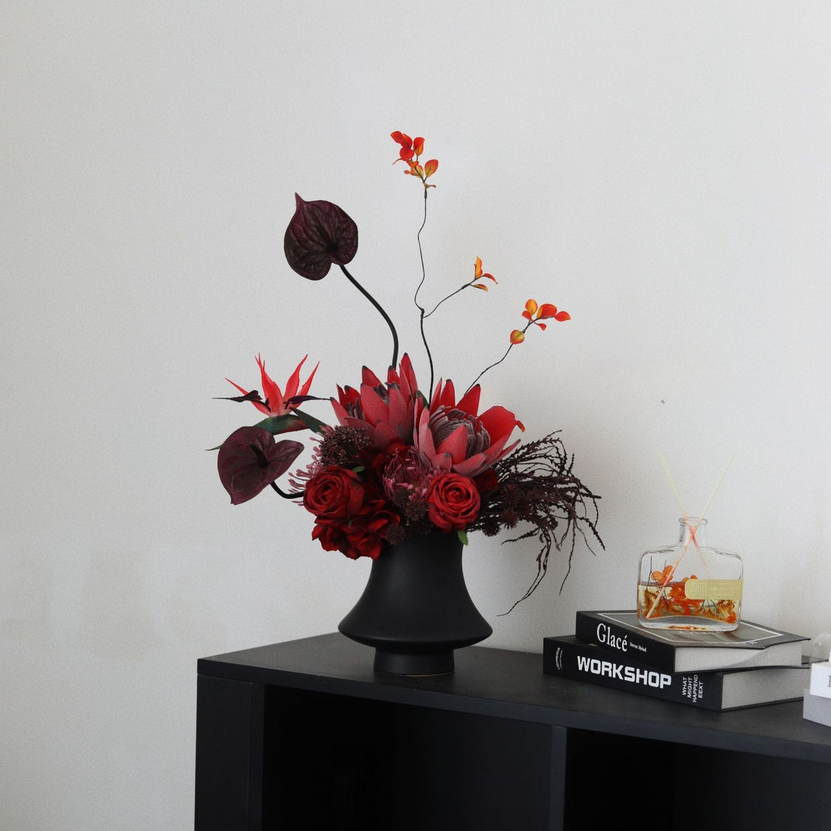 Künstlerisches florales Tischmittelstück Arrangement