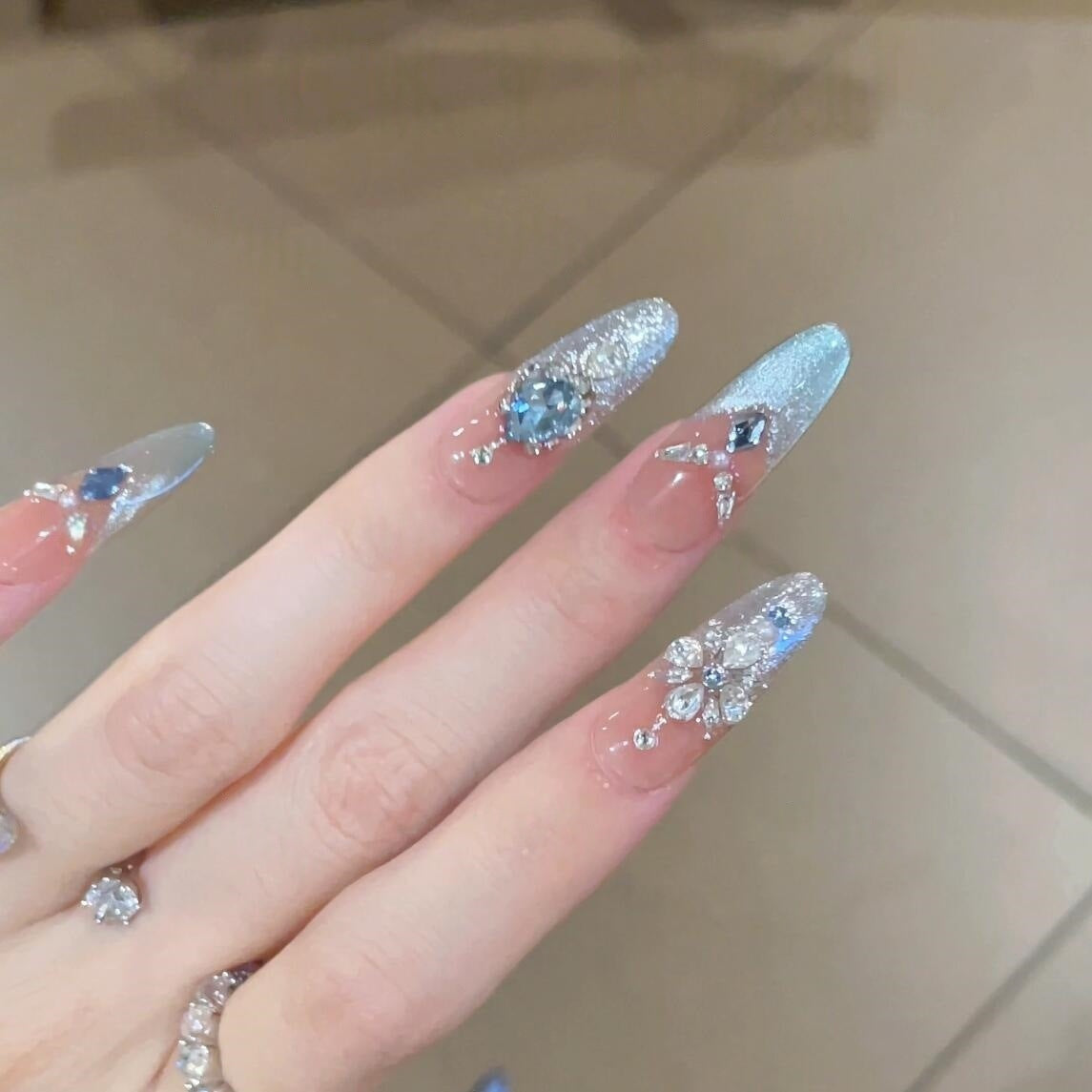 Glamouröse Kunstnägel mit Funkelnden Strassakzenten Brehn