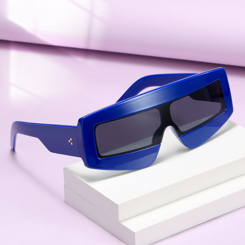Damen futuristische Sonnenbrille im chunky Design Brehn