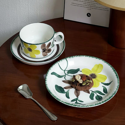 Porzellan-Cappuccino-Set mit botanischer Pinselmalerei und eleganter Randverzierung