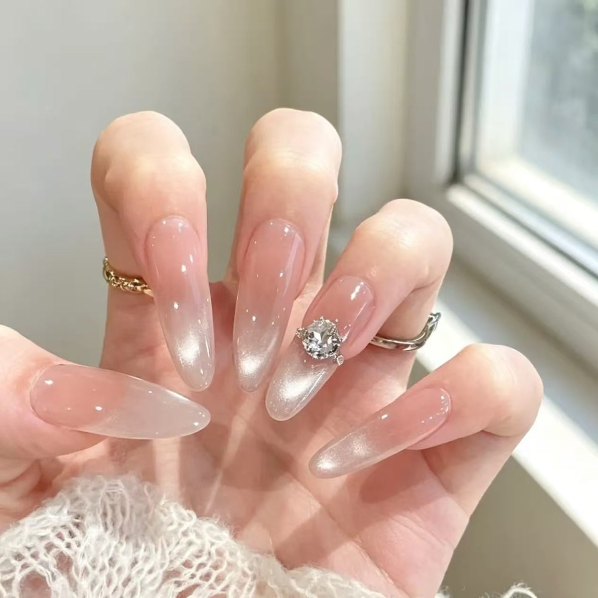Elegante Stiletto-Nagelerhöhungen mit Kristallakzent