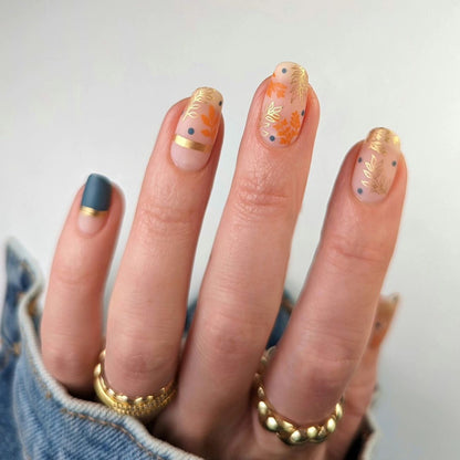 Kunstvolles Nageldesign mit floralem und goldenem Akzent Brehn