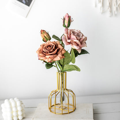 Lebensechte Blumenarrangement
