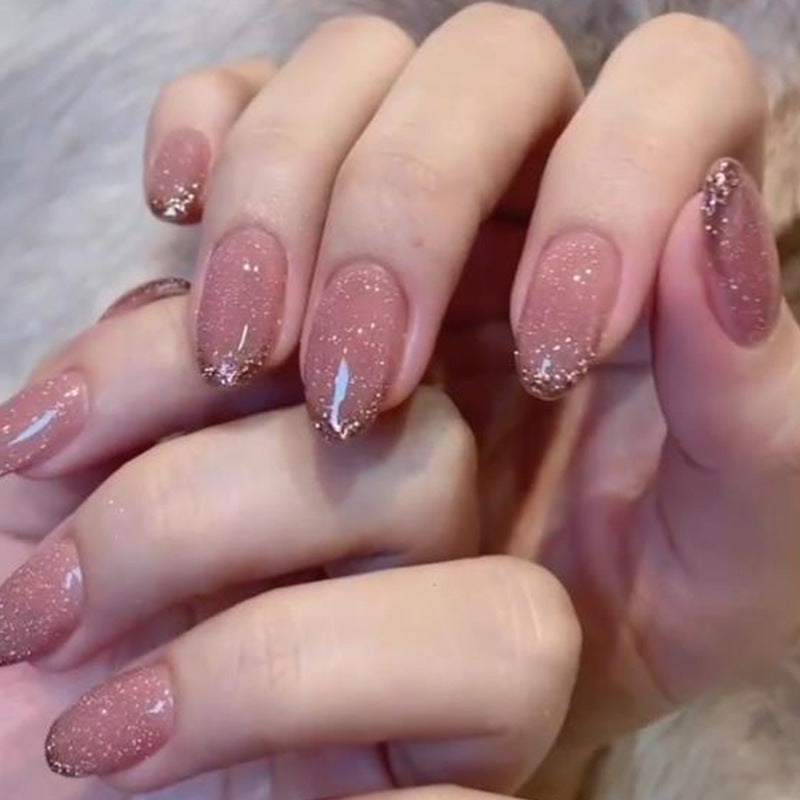 Kunstvolle Nagelkunst mit Glitzerakzenten Brehn