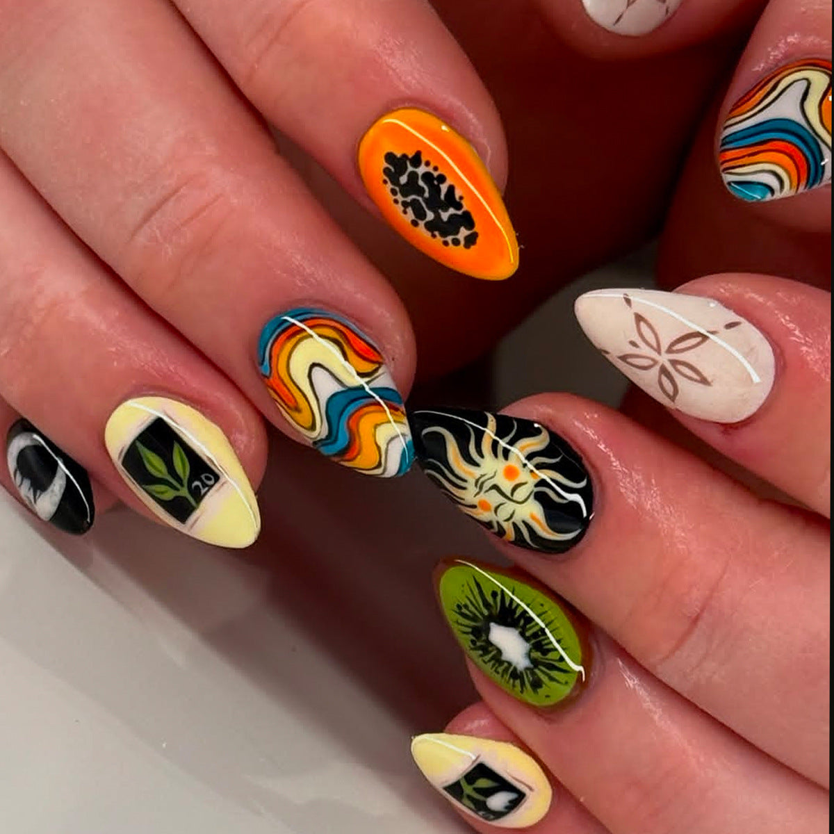Kreative Kunstnägel mit Abstraktem Design Brehn