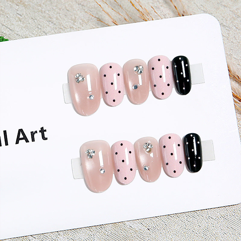 Kunstnagelset mit glamourösen Strassakzenten und modernen Punkten Brehn