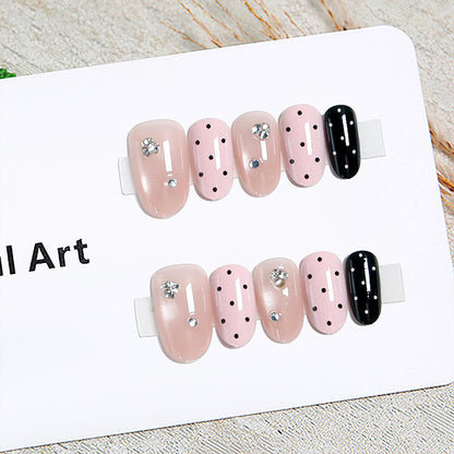 Kunstnagelset mit glamourösen Strassakzenten und modernen Punkten Brehn
