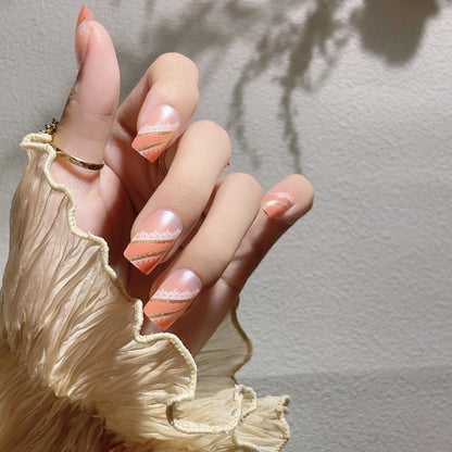 Dekoratives Press-On Nagelkunst-Set mit Gold-Akzenten