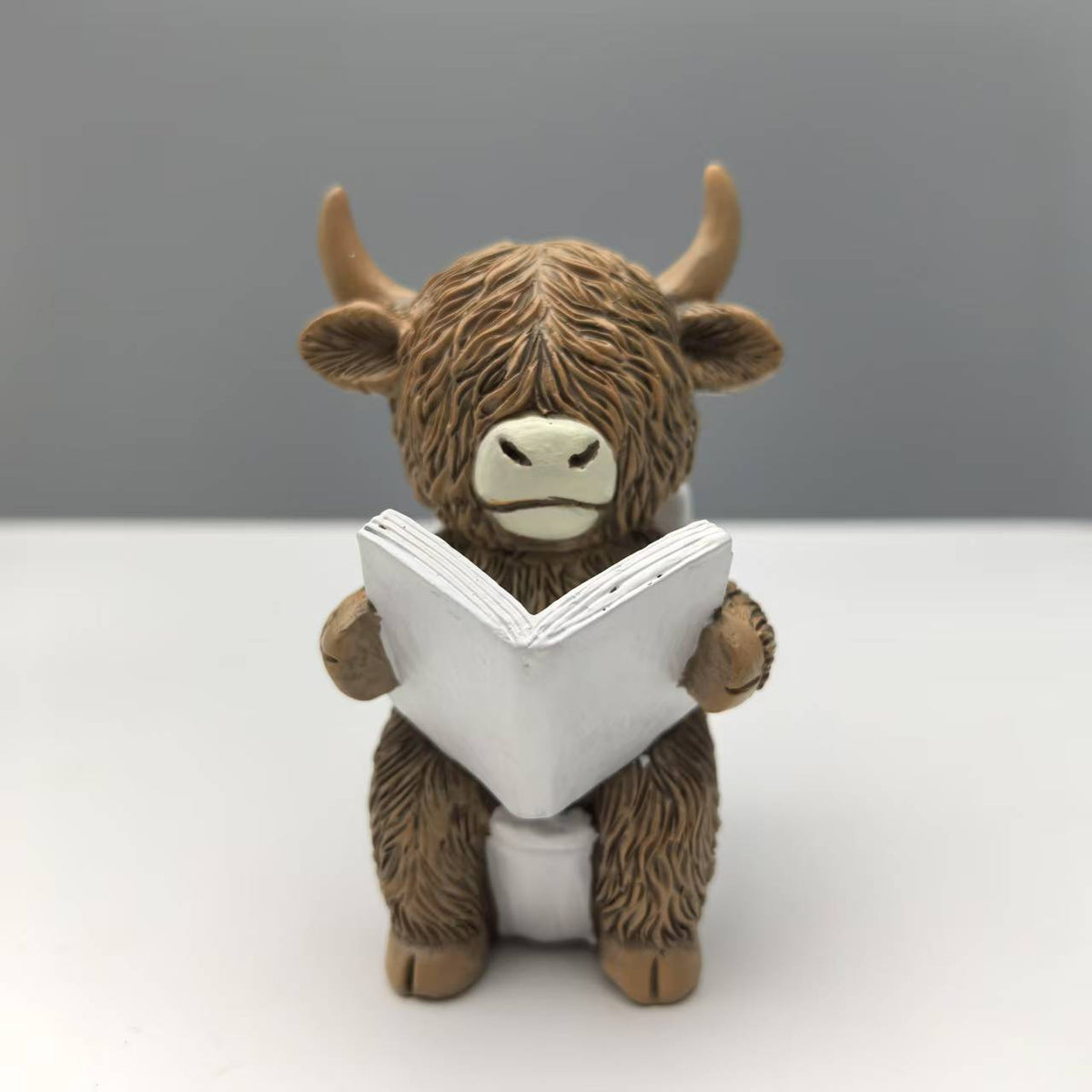 Lustige Dekofigur eines Highlandrinds in Badewanne Brehn
