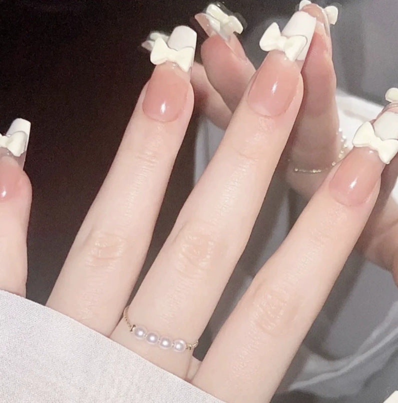 Elegantes Nageldesign mit Perlenverzierung Brehn