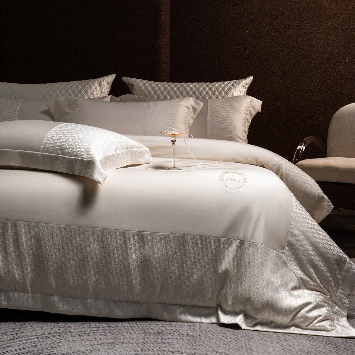 Seiden-ähnliches Jacquard-Satin-Bettbezug-Set mit gesticktem Wappen & Bett-Rock