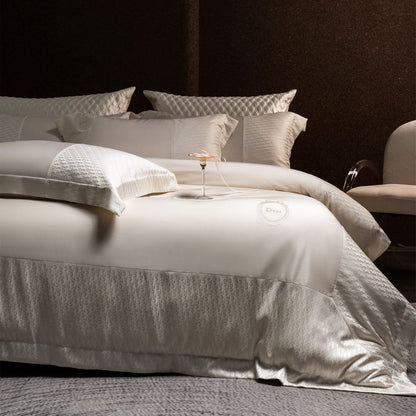 Seiden-ähnliches Jacquard-Satin-Bettbezug-Set mit gesticktem Wappen & Bett-Rock