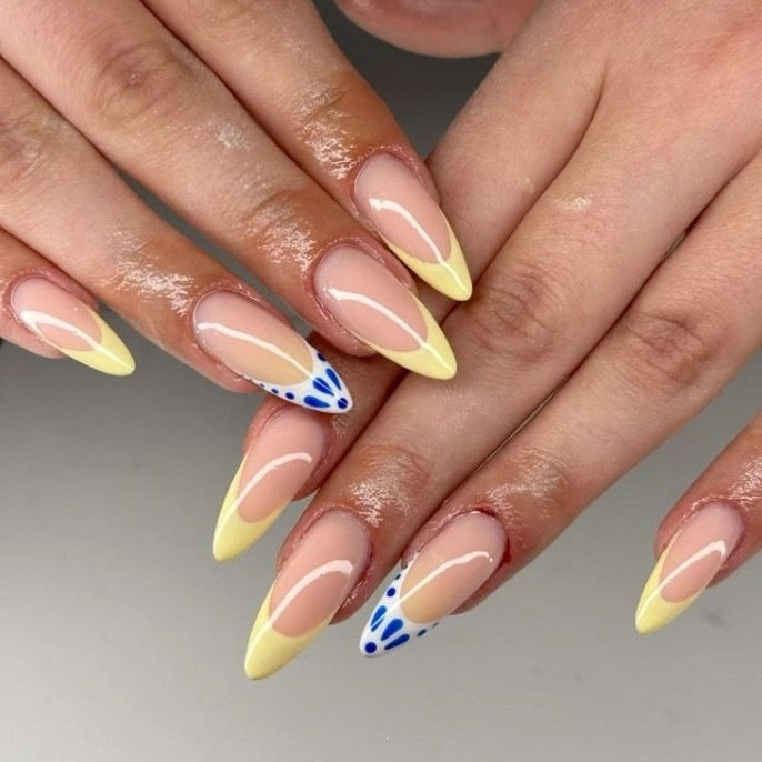 Künstlerisches Stiletto-Nageldesign mit Farbverlauf-Spitzen