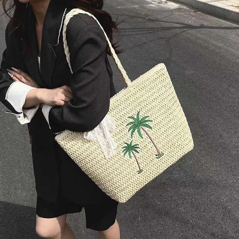 Sommerliche Korbtasche mit Palmenmuster Brehn