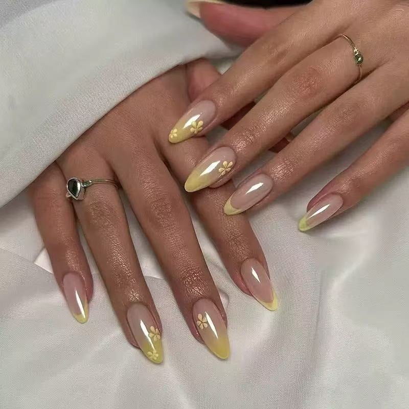 Elegante Kunstnägel mit Blütenakzenten Brehn