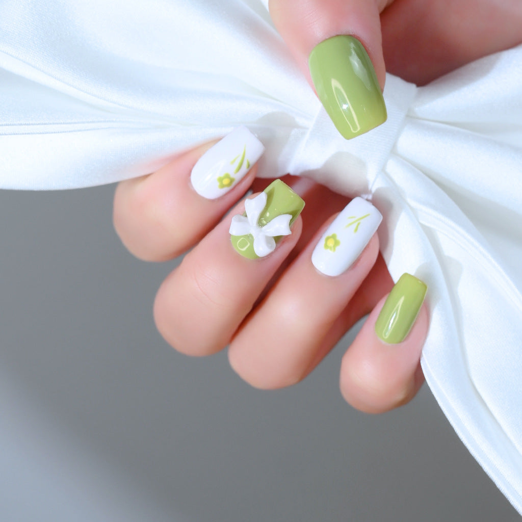 Dekorativer Press-On-Nagelset mit floralem Schleifenmuster Brehn