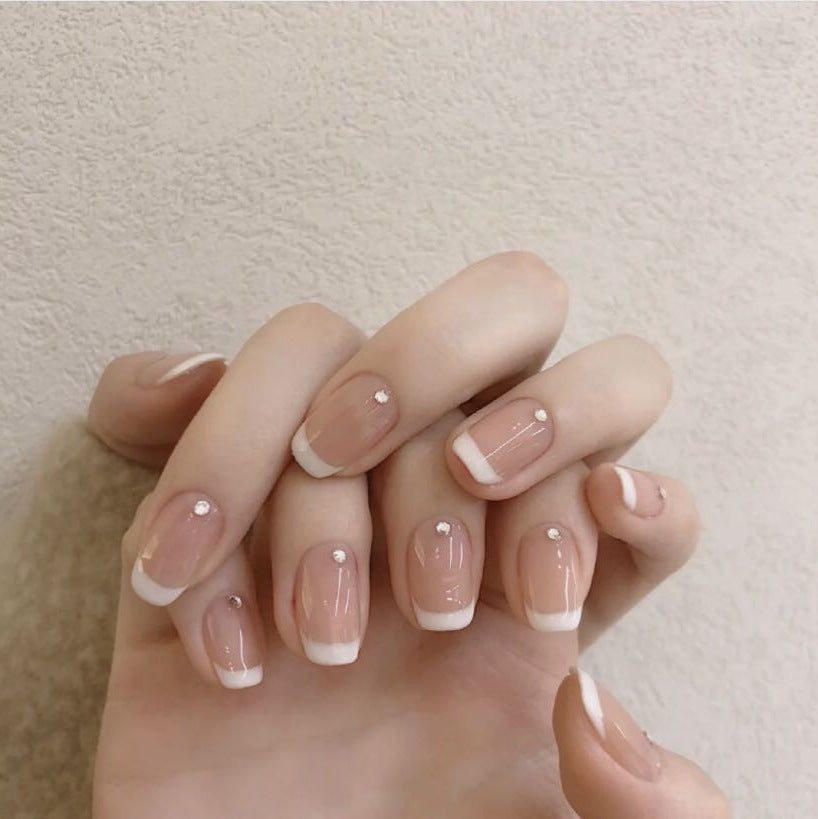 Kunstnägel mit elegantem French Tip und Strassakzenten Brehn