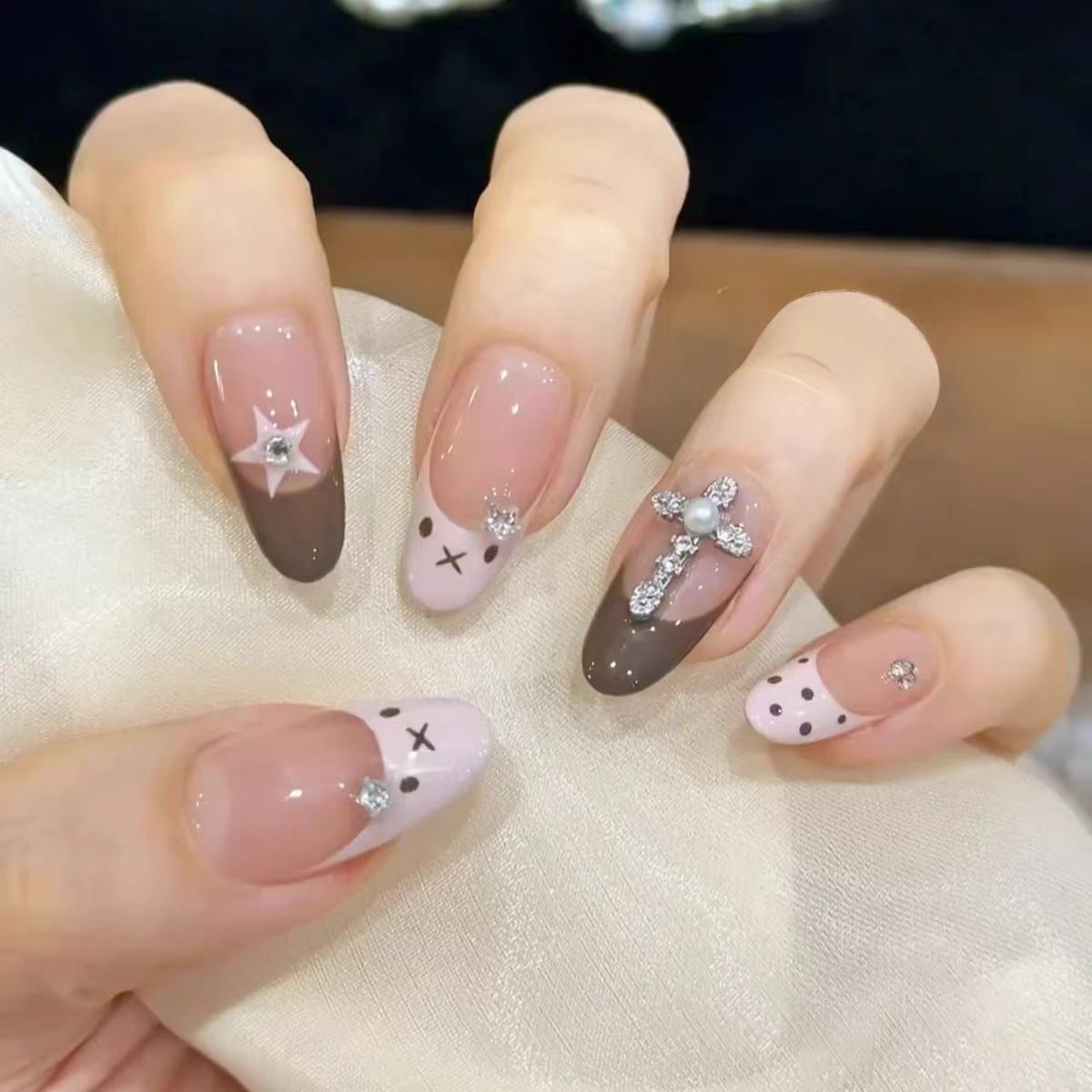 Glamorous Press-On Nail Set mit eleganten Kristallakzenten Brehn