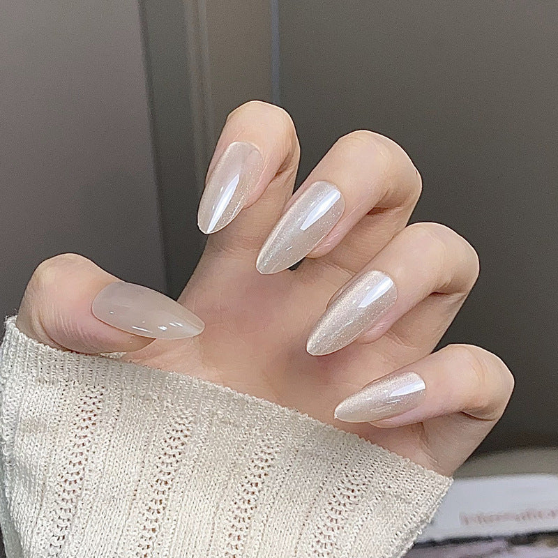 Glänzendes Nagelkunstset mit funkelnden Glitzerakzenten Brehn