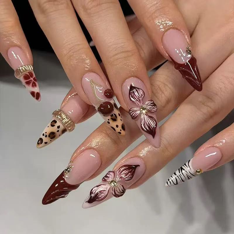 Künstlerische dekorative Stiletto Press-On Nägel Brehn