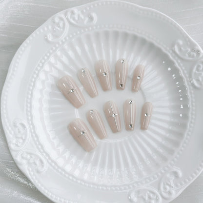 Dekoratives Stiletto Press-On Nagelset mit Kristallakzenten
