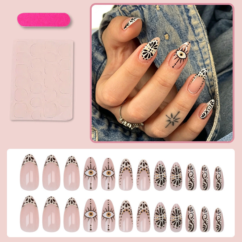 Kunstnagelset mit kreativen und stilvollen Verzierungen Brehn