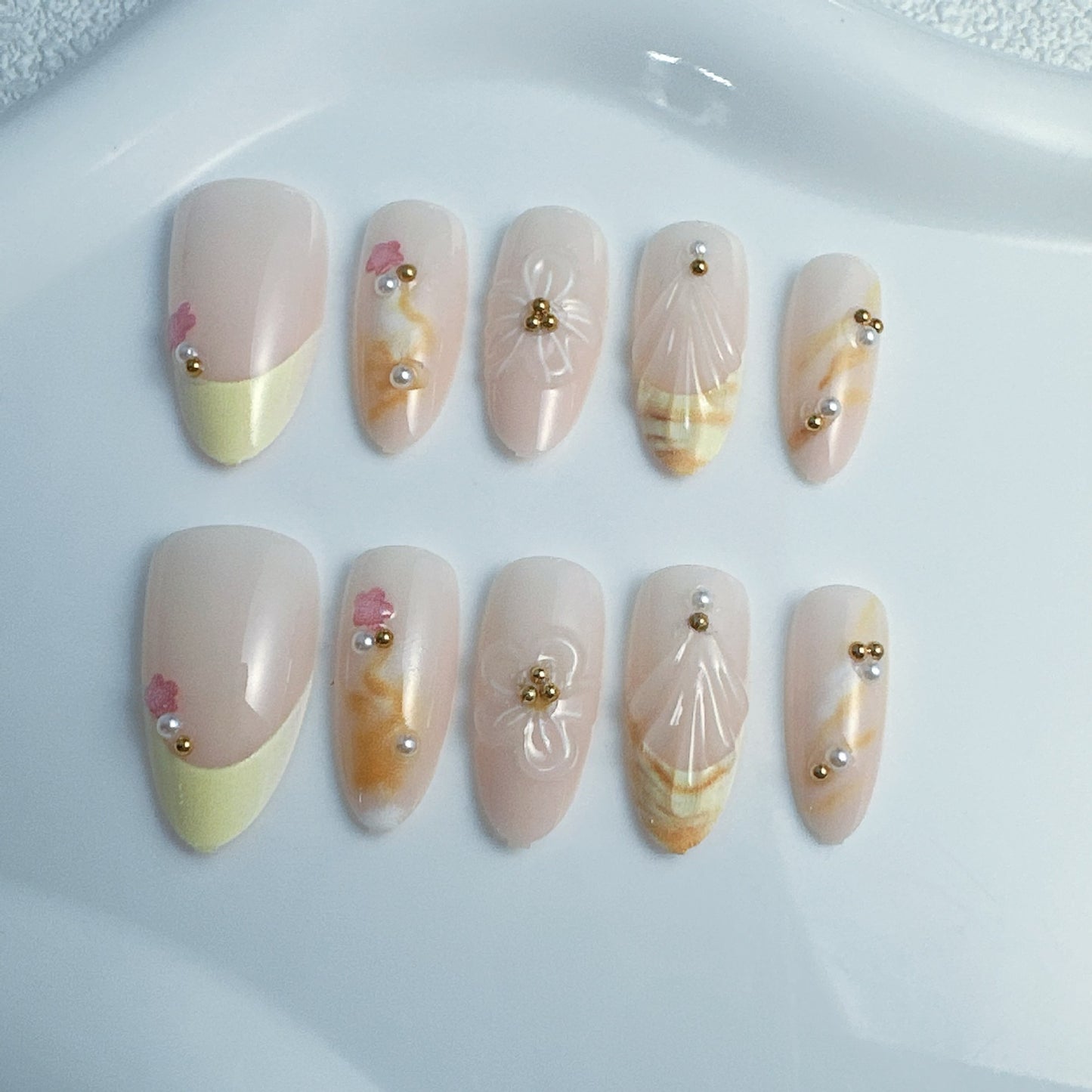 Kunstnägel mit floralen und modernen Akzenten Brehn
