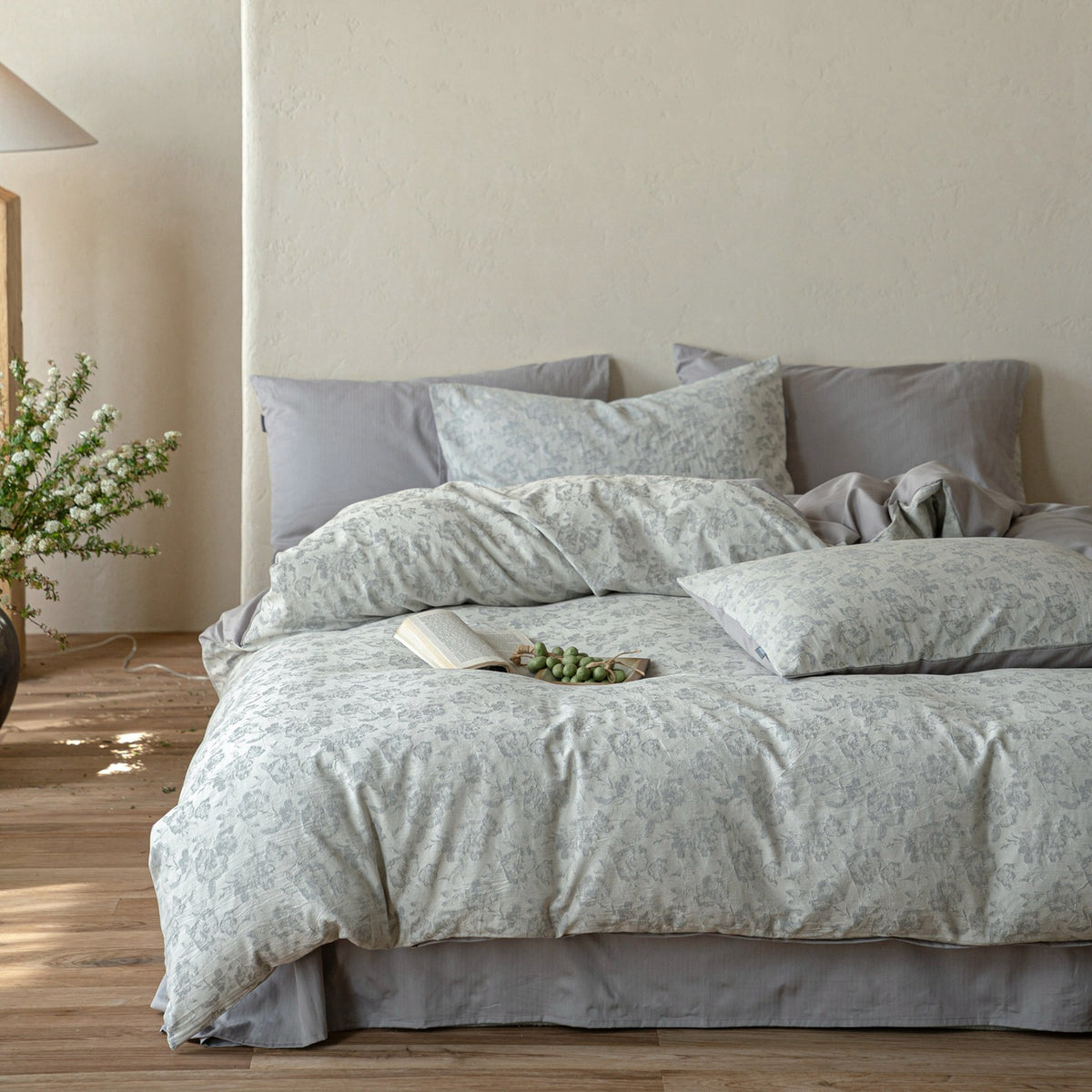 Duvetbezug-Garnitur aus Baumwoll‑Renforcé mit feinem Toile‑Blumenmuster und extraweichem Jersey‑Spannbettlaken
