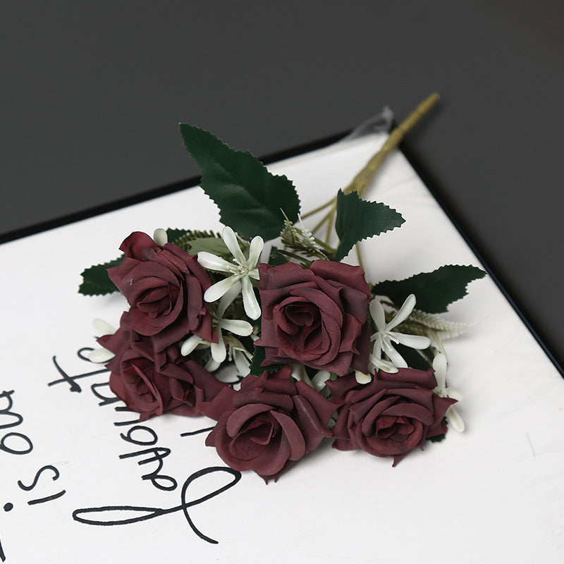 Realistischer künstlicher Rosenstrauß