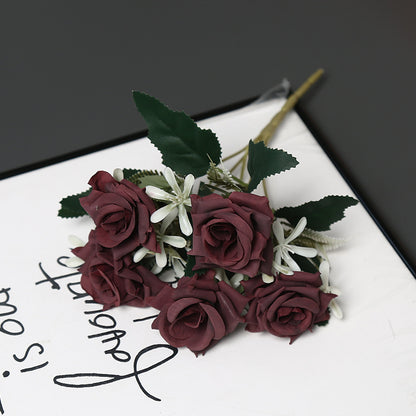 Realistischer künstlicher Rosenstrauß