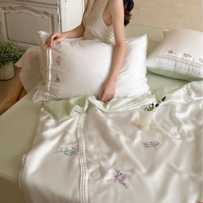 Satin-Bettüberwurf mit floraler Stickerei und feiner Spitzenborte