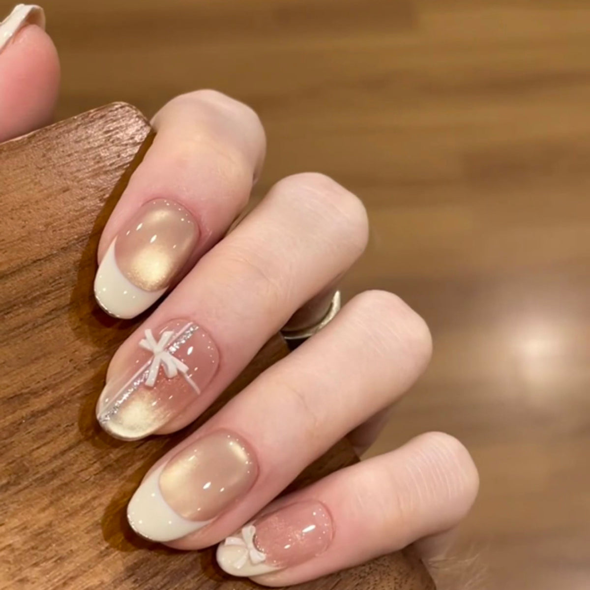Elegante Kunstnailart mit zarten Blütenmotiven Brehn