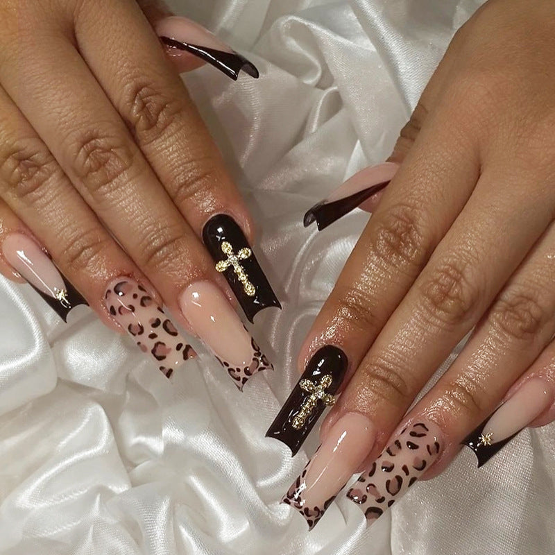 Kunstnagelset mit ästhetischen Akzenten und eleganten Designs Brehn