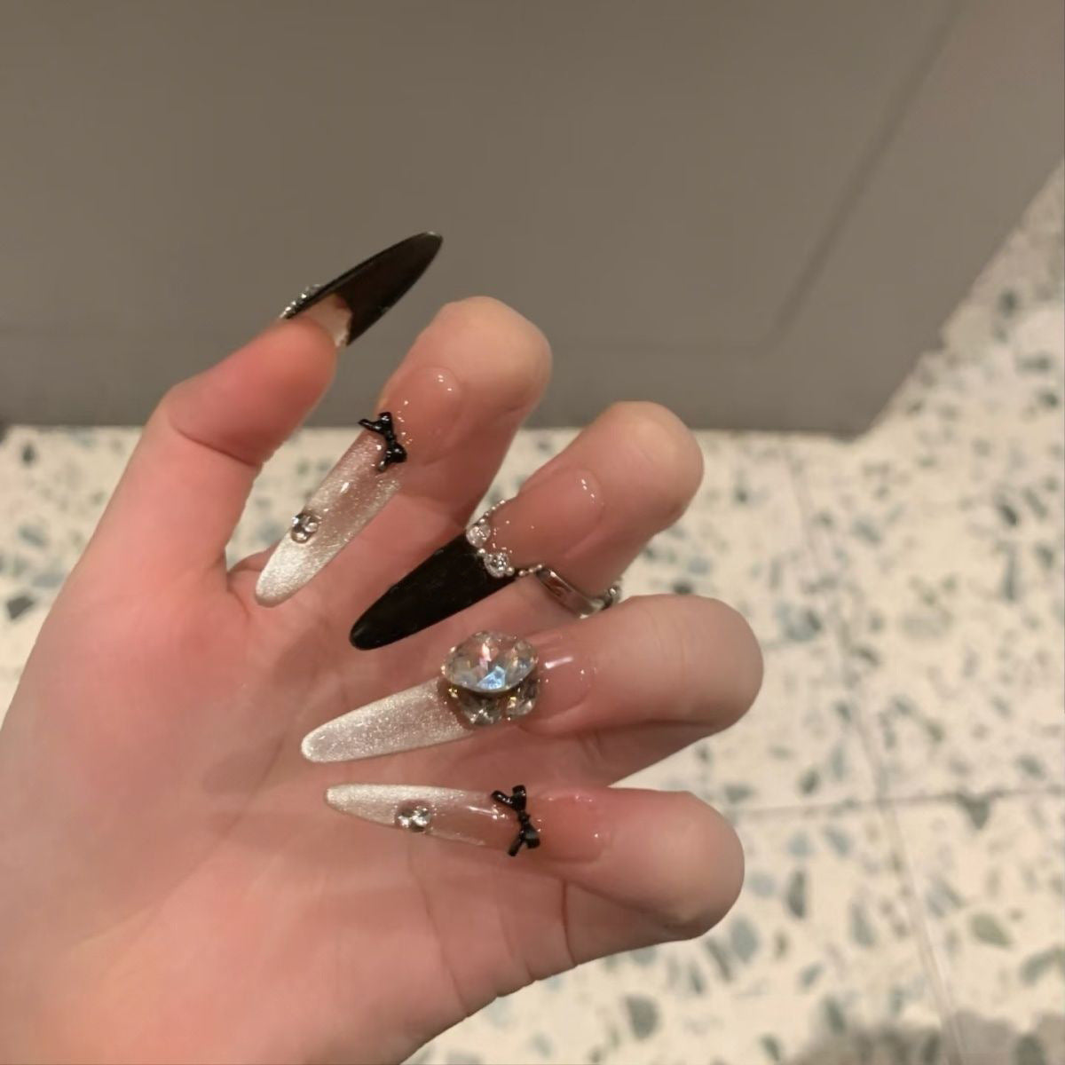 Künstlerische Stiletto Press-On Nagelkunst mit schimmernden Akzenten Brehn