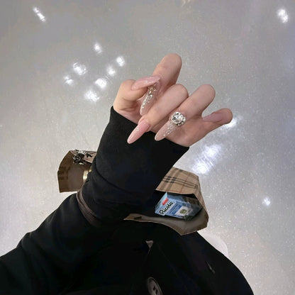 Elegante Stiletto-Nagelverlängerungen mit Kristallakzenten