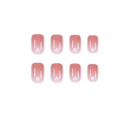 Kunstvolle Nagelkunst mit herzförmigen Akzenten und sanftem Ombre-Effekt Brehn