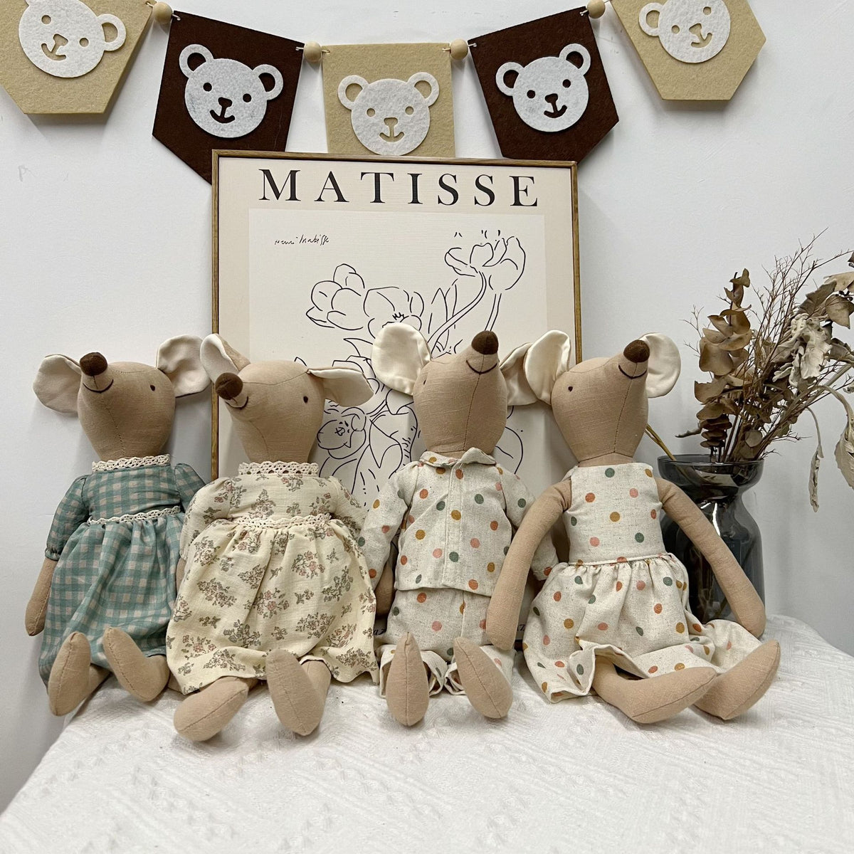 Handgefertigte Maus-Plüschpuppe aus Leinenmischung mit karierter Latzhose