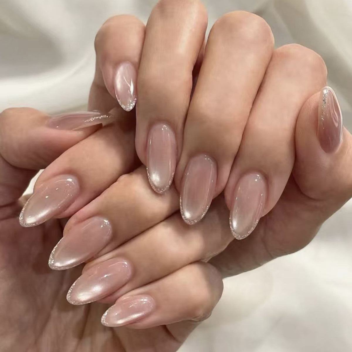 Kunstvolle Stiletto-Nägel mit elegantem Ombre-Muster Brehn