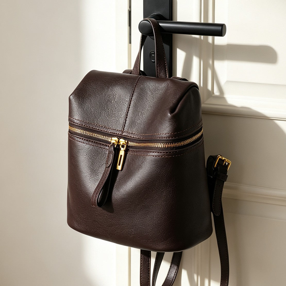 Kleine strukturierte genarbte Leder-Mini-Rucksack mit Frontreißverschlussfach und Obergriff