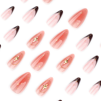 Kunstvolle Stiletto-Nägel mit eleganten Goldverzierungen Brehn