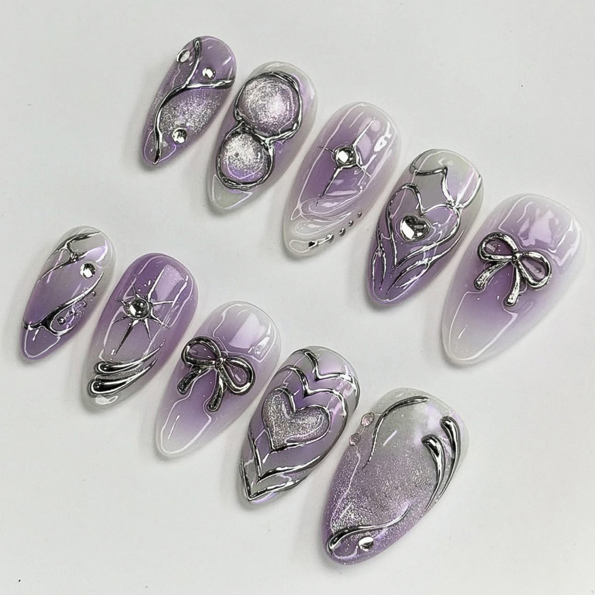 Kunstvolle Nagelkunst mit glänzenden Akzenten und zartem Lila Brehn