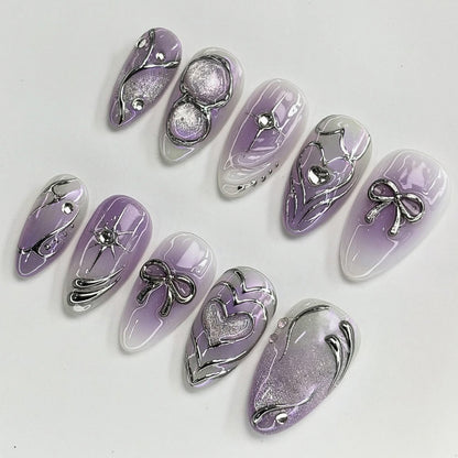 Kunstvolle Nagelkunst mit glänzenden Akzenten und zartem Lila Brehn