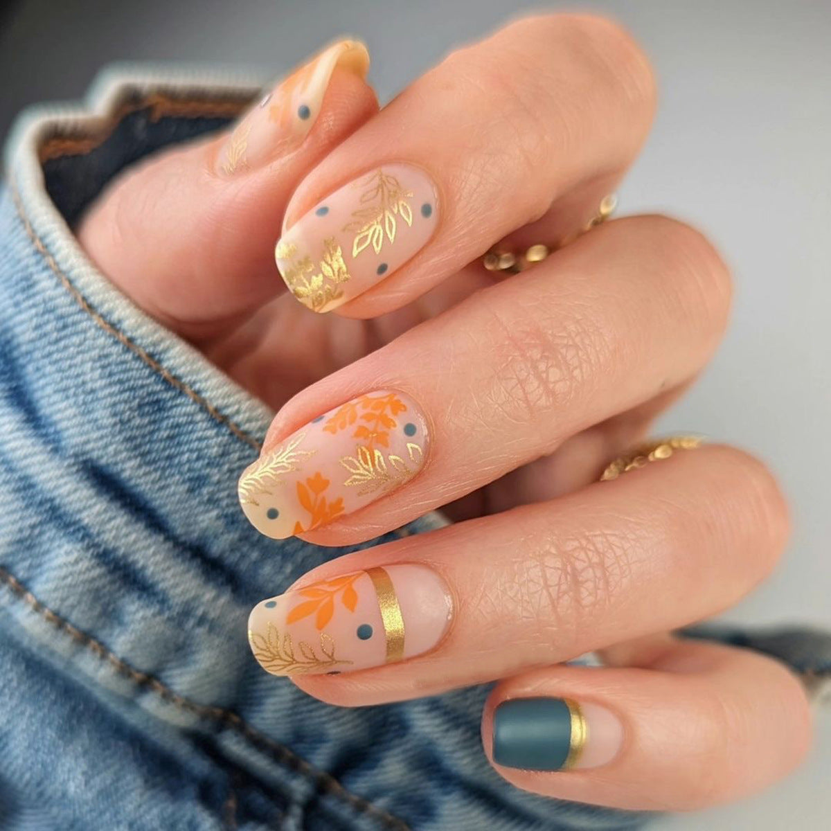 Kunstvolles Nageldesign mit floralem und goldenem Akzent Brehn