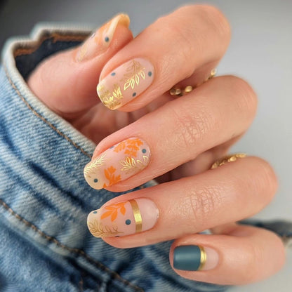 Kunstvolles Nageldesign mit floralem und goldenem Akzent Brehn