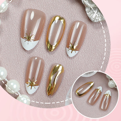 Elegantes Druck-Nagel-Set mit Goldakzenten